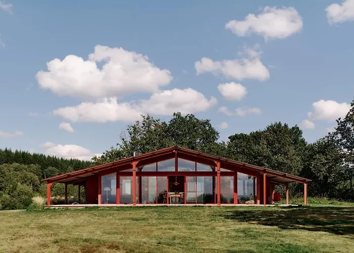 3 Bedroom Glass-house In Auvergne Vollore-Montagne