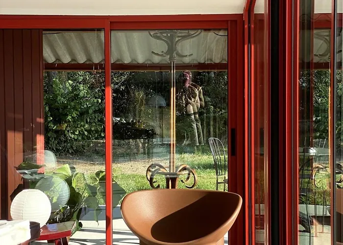 3 Bedroom Glass-house In Auvergne Vila *